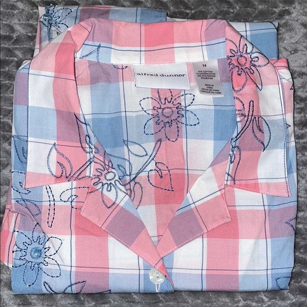 Alfred Dunner Vintage Short Sleeve Blouse.  Plaid w embroidered flowers. Size 14